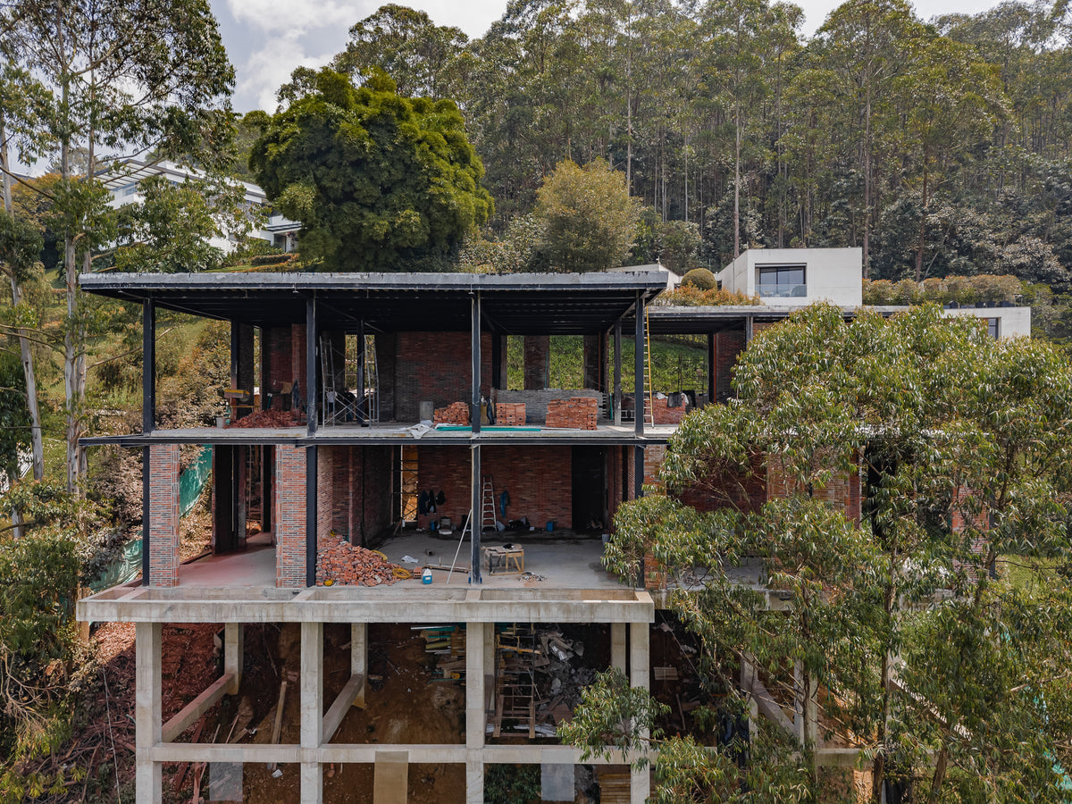 House under construction (75%) La Calera, El Poblado – Lot 1,523 m² and 680 m² built
