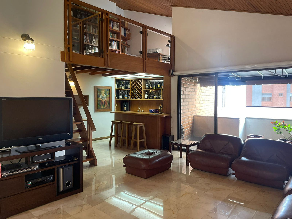 Duplex Penthouse for Renovation in Los Balsos – Views and Potential in El Poblado 