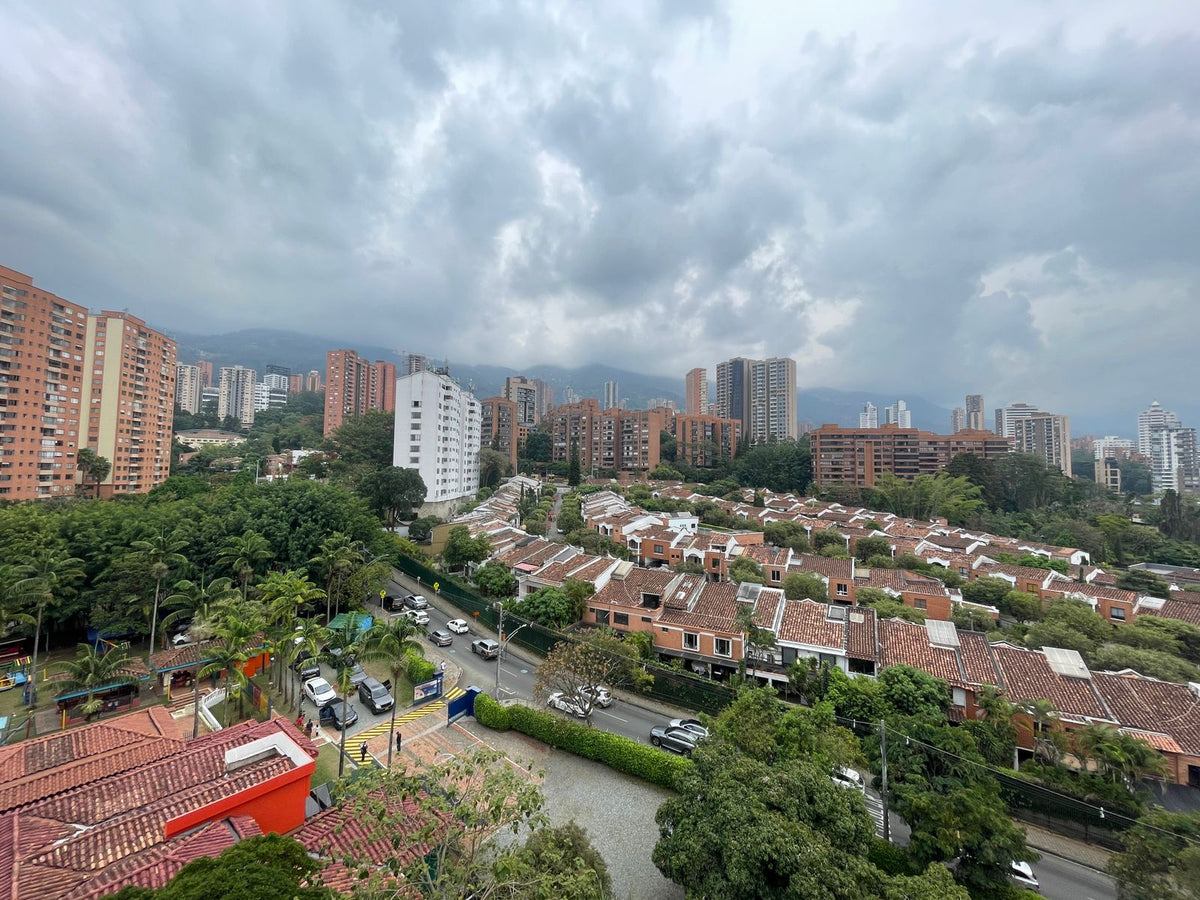 Duplex Penthouse for Renovation in Los Balsos – Views and Potential in El Poblado 