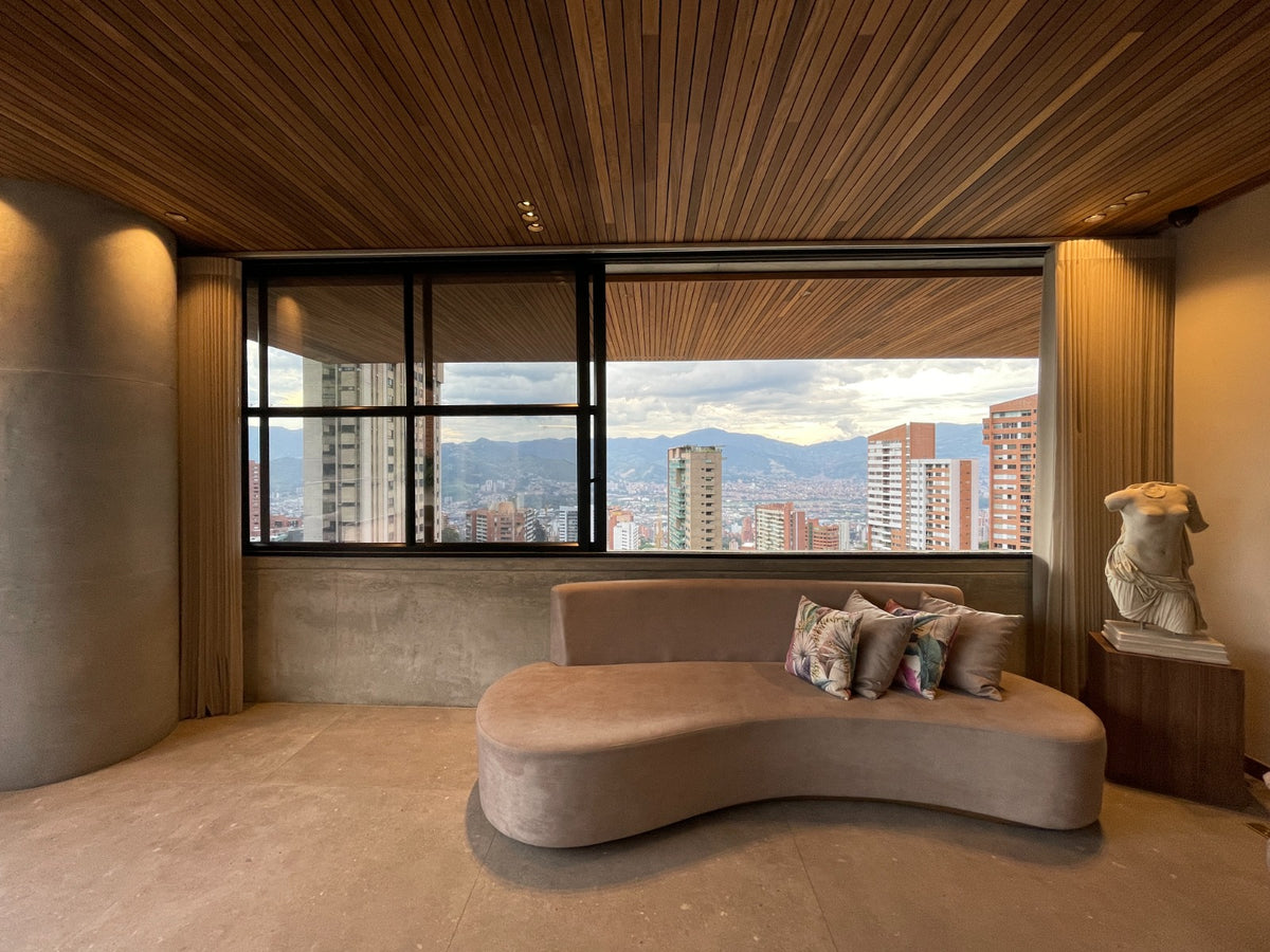 Apartamento con balcón y vista a Medellín, Sector El Tesoro