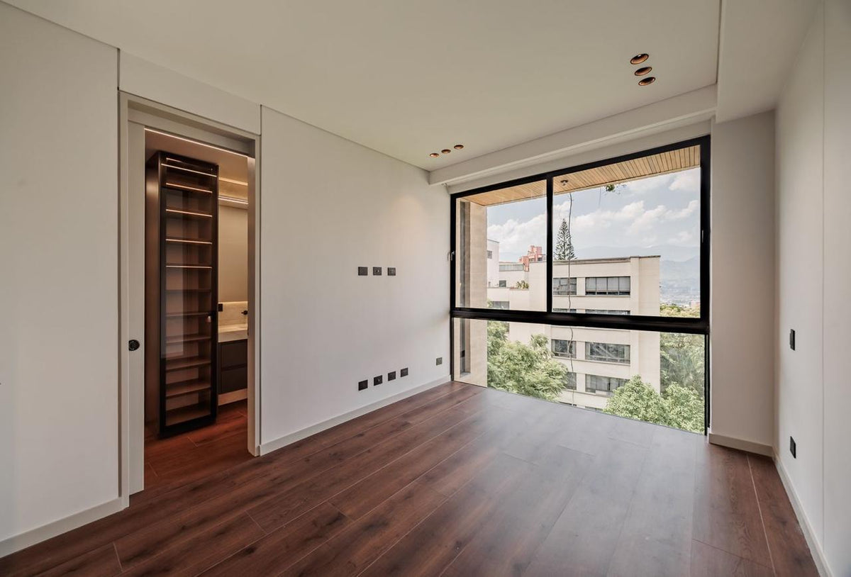 Apartamento Exclusivo en El Poblado, Cerca del Club Campestre – Terraza Privada y Comodidad