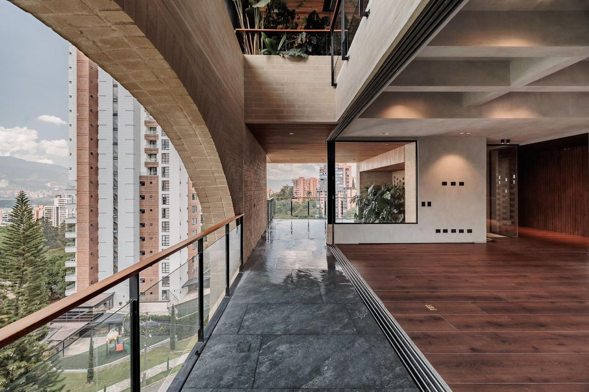Apartamento Exclusivo en El Poblado, Cerca del Club Campestre – Terraza Privada y Comodidad