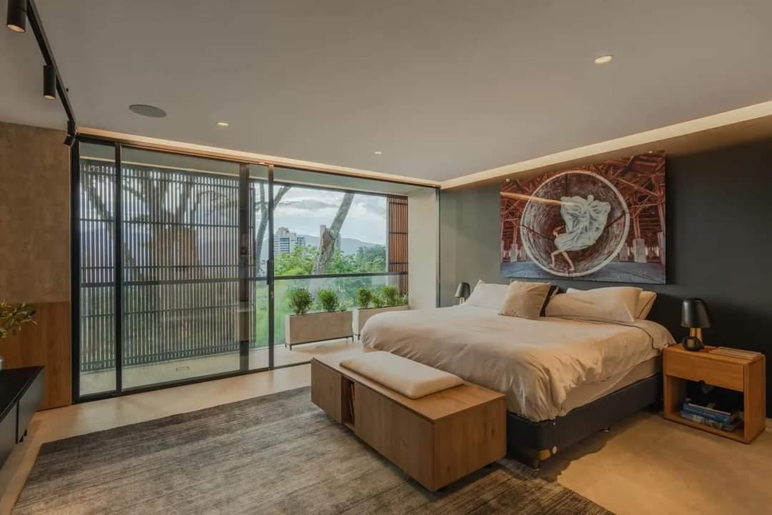 Exclusiva Casa en Los Balsos – Diseño Contemporáneo, Naturaleza y Lujo en Medellín