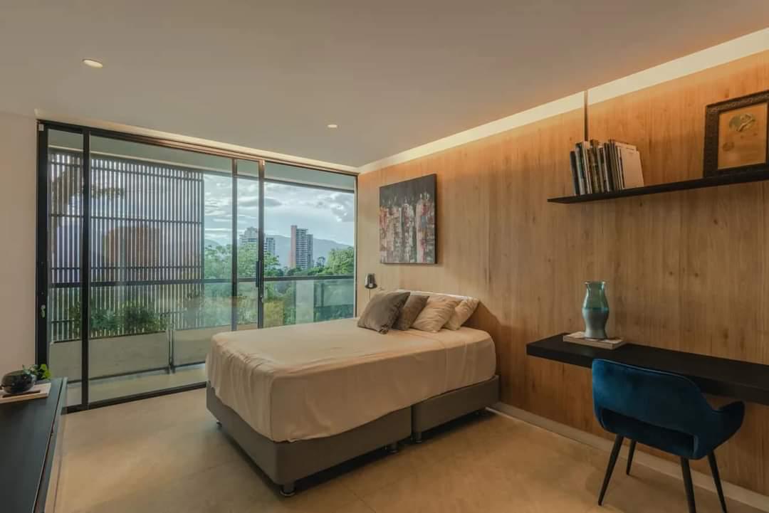 Exclusiva Casa en Los Balsos – Diseño Contemporáneo, Naturaleza y Lujo en Medellín