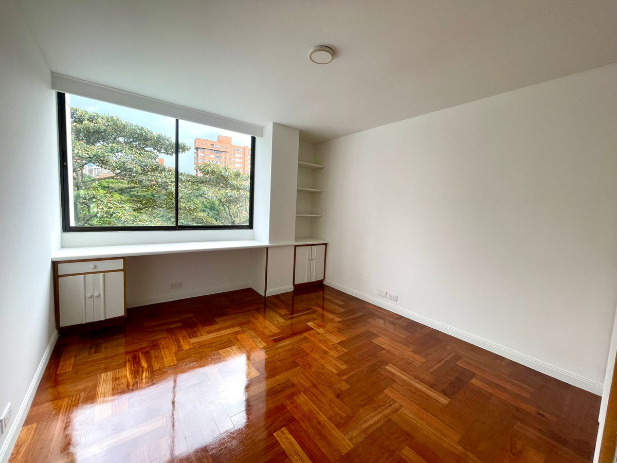 Apartment Opportunity to remodel near the Medellín del Poblado Clinic 4 BR