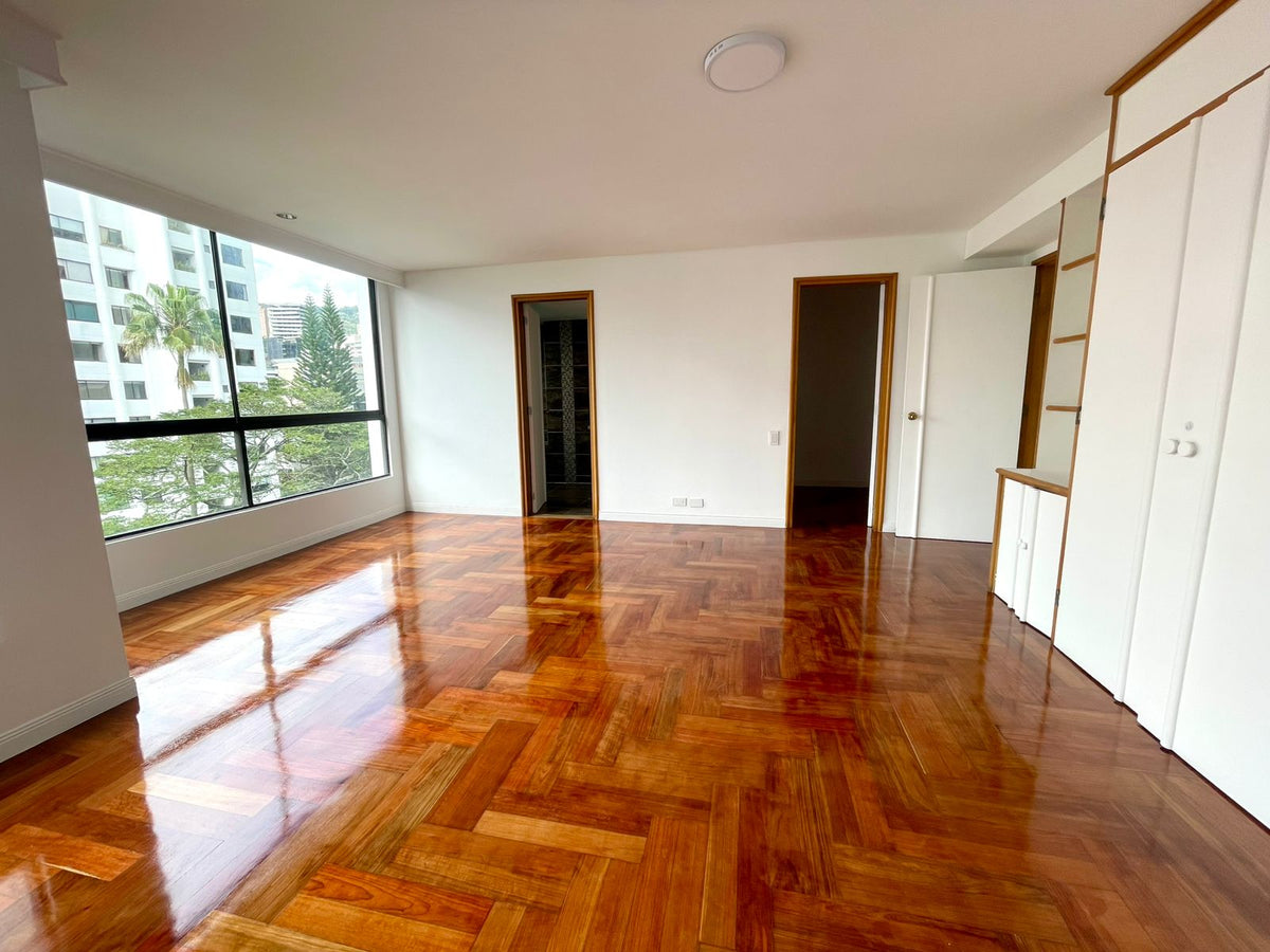 Apartment Opportunity to remodel near the Medellín del Poblado Clinic 4 BR