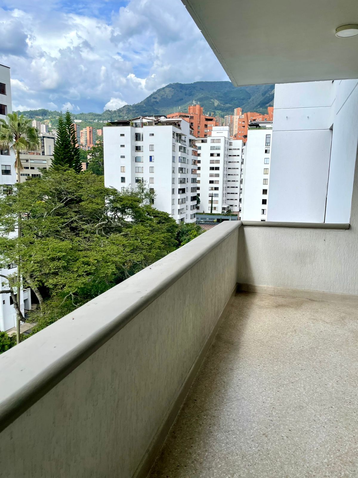 Apartment Opportunity to remodel near the Medellín del Poblado Clinic 4 BR