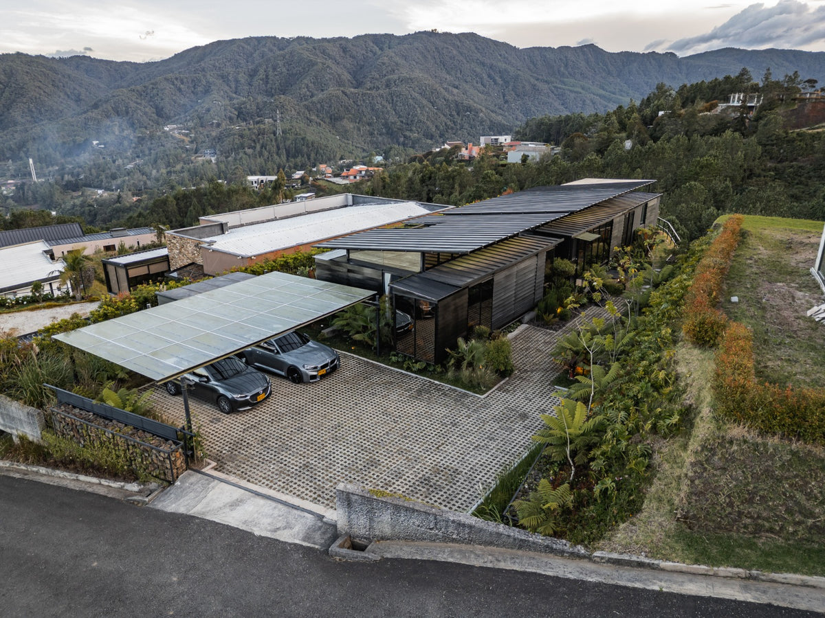 Casa moderna en Alto del Escobero con vista a reserva forestal