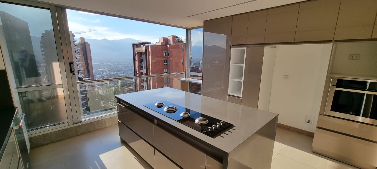 Apartamento en El Poblado, 230 m² – Piso alto en sector Lalinde