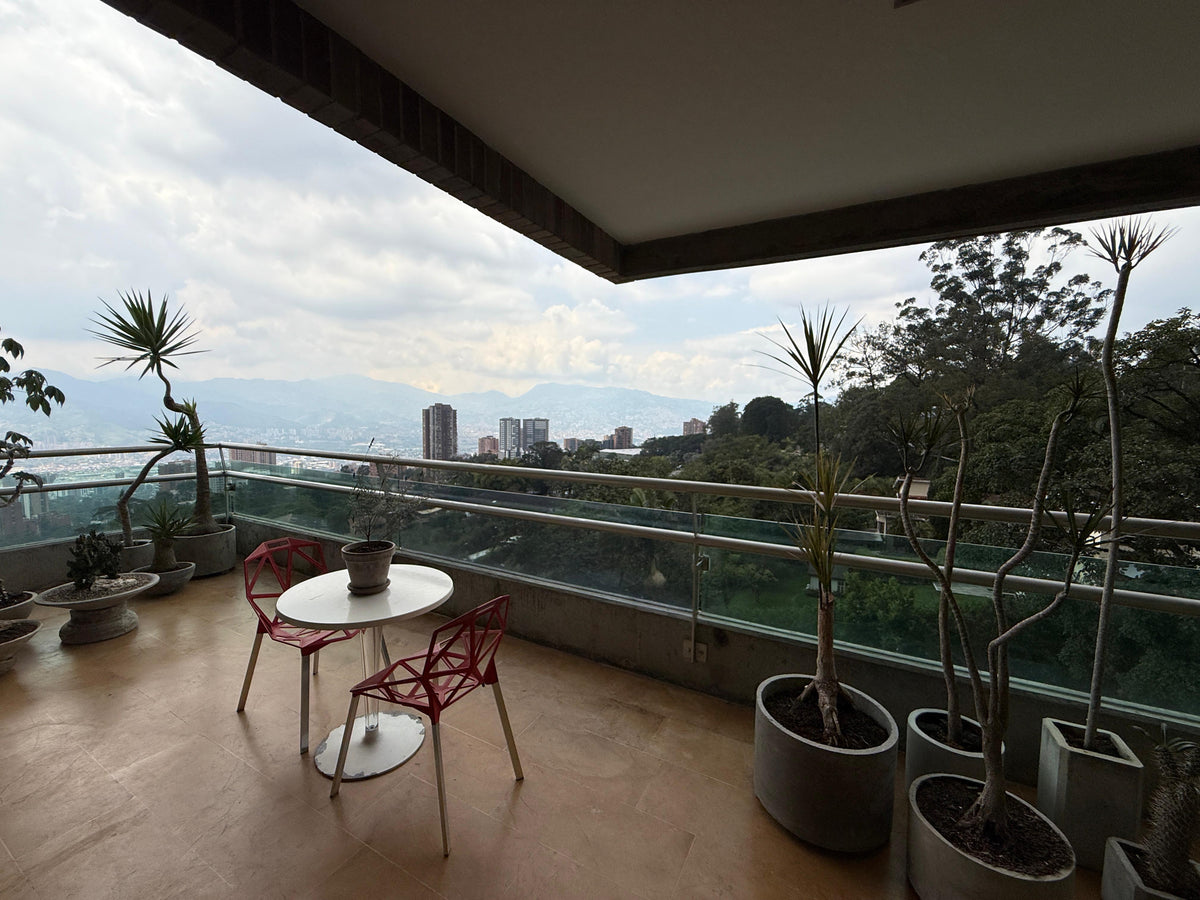 Apartamento en venta en Los Balsos, El Poblado con vista a la ciudad y amplios espacios