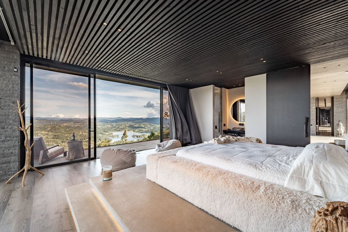 Casa domotizada con bosque nativo, espejo de agua y tecnología inteligente