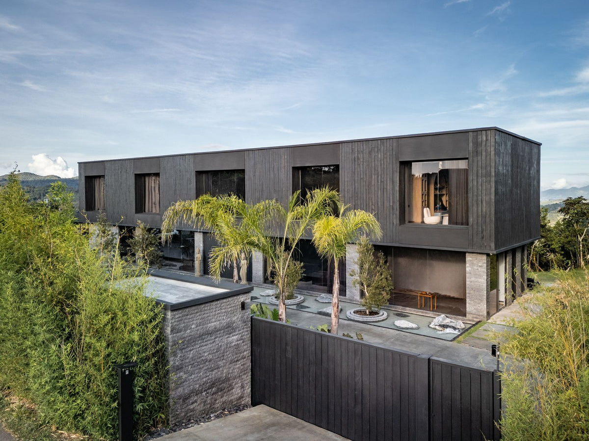 Casa domotizada con bosque nativo, espejo de agua y tecnología inteligente