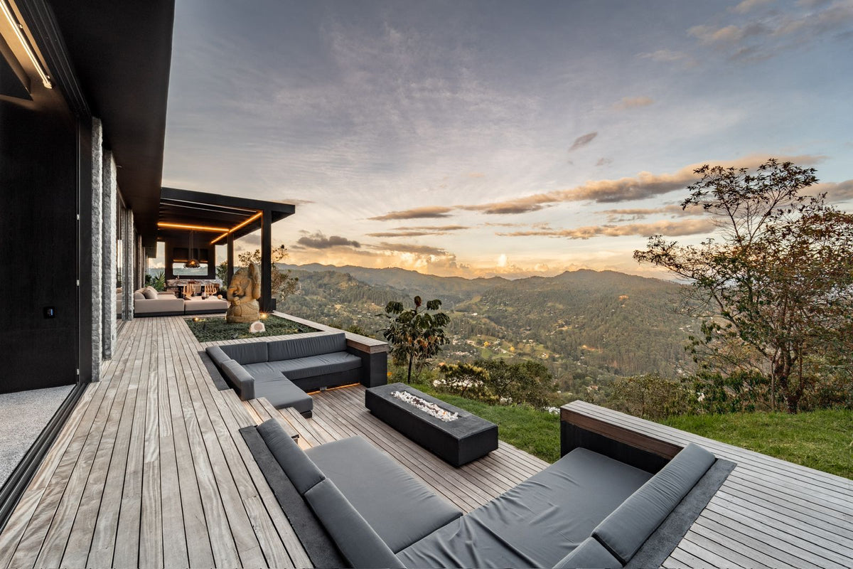 Casa domotizada con bosque nativo, espejo de agua y tecnología inteligente