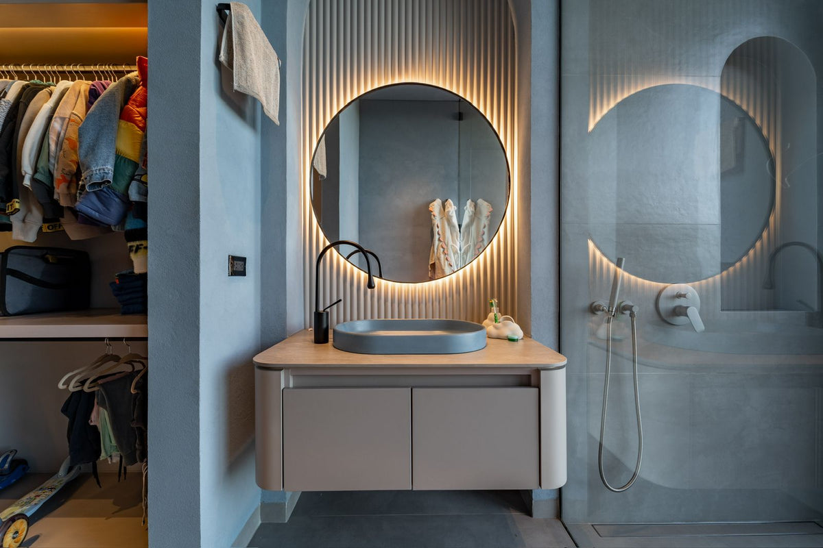 Casa domotizada con bosque nativo, espejo de agua y tecnología inteligente