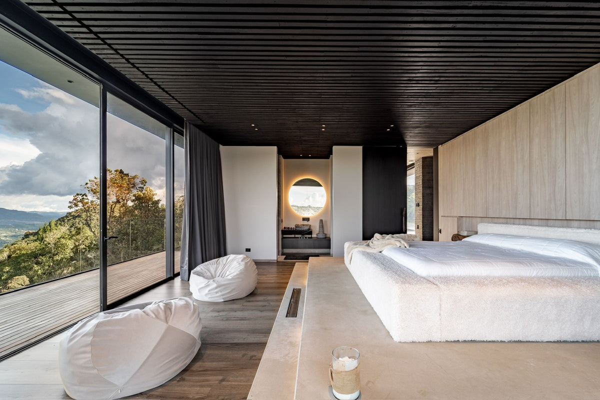 Casa domotizada con bosque nativo, espejo de agua y tecnología inteligente