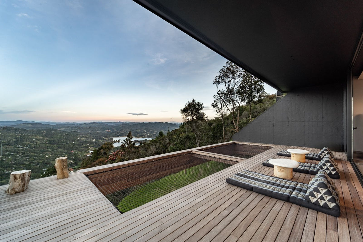 Casa domotizada con bosque nativo, espejo de agua y tecnología inteligente