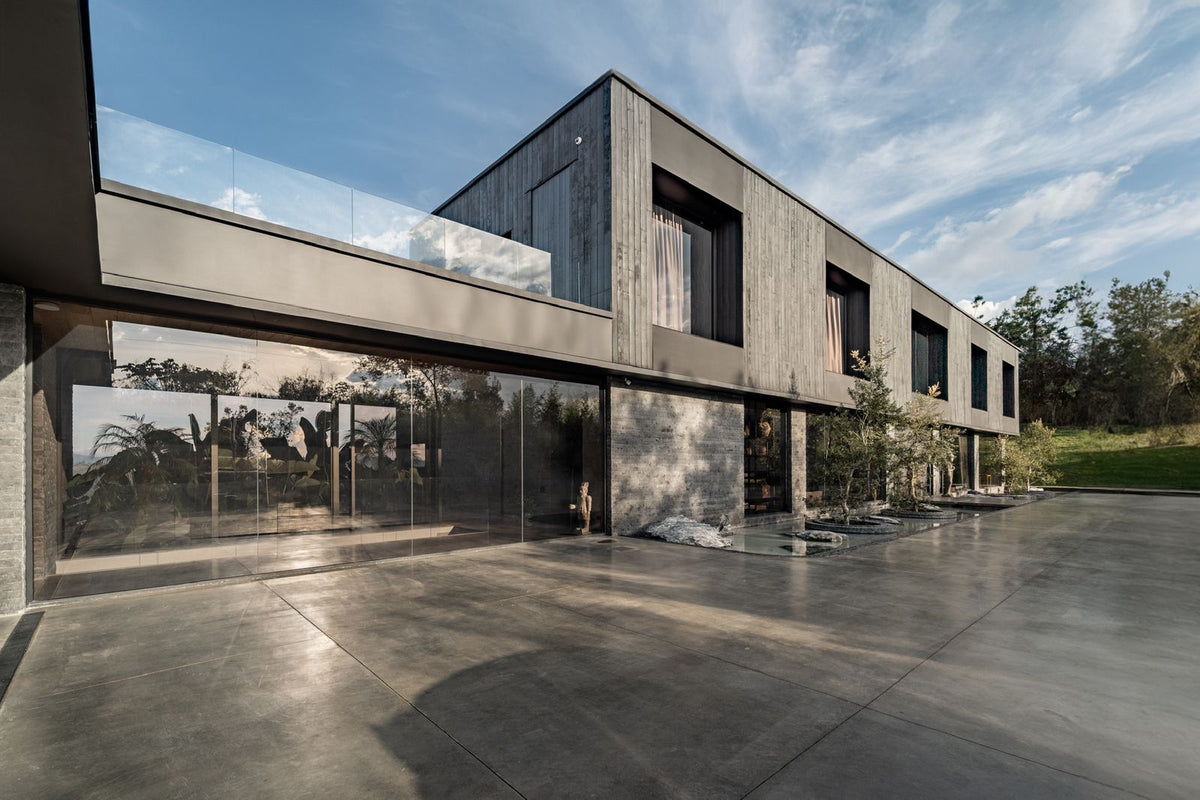 Casa domotizada con bosque nativo, espejo de agua y tecnología inteligente