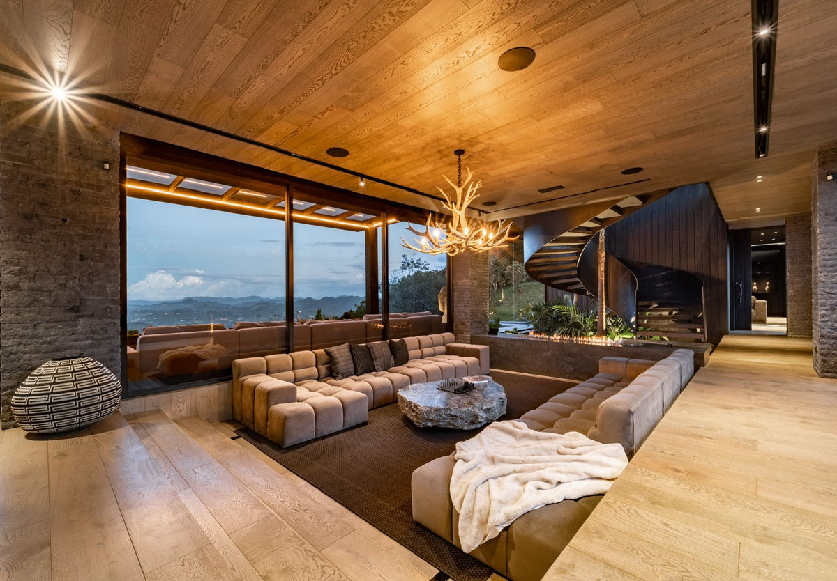 Casa domotizada con bosque nativo, espejo de agua y tecnología inteligente