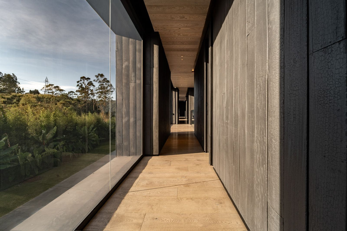 Casa domotizada con bosque nativo, espejo de agua y tecnología inteligente