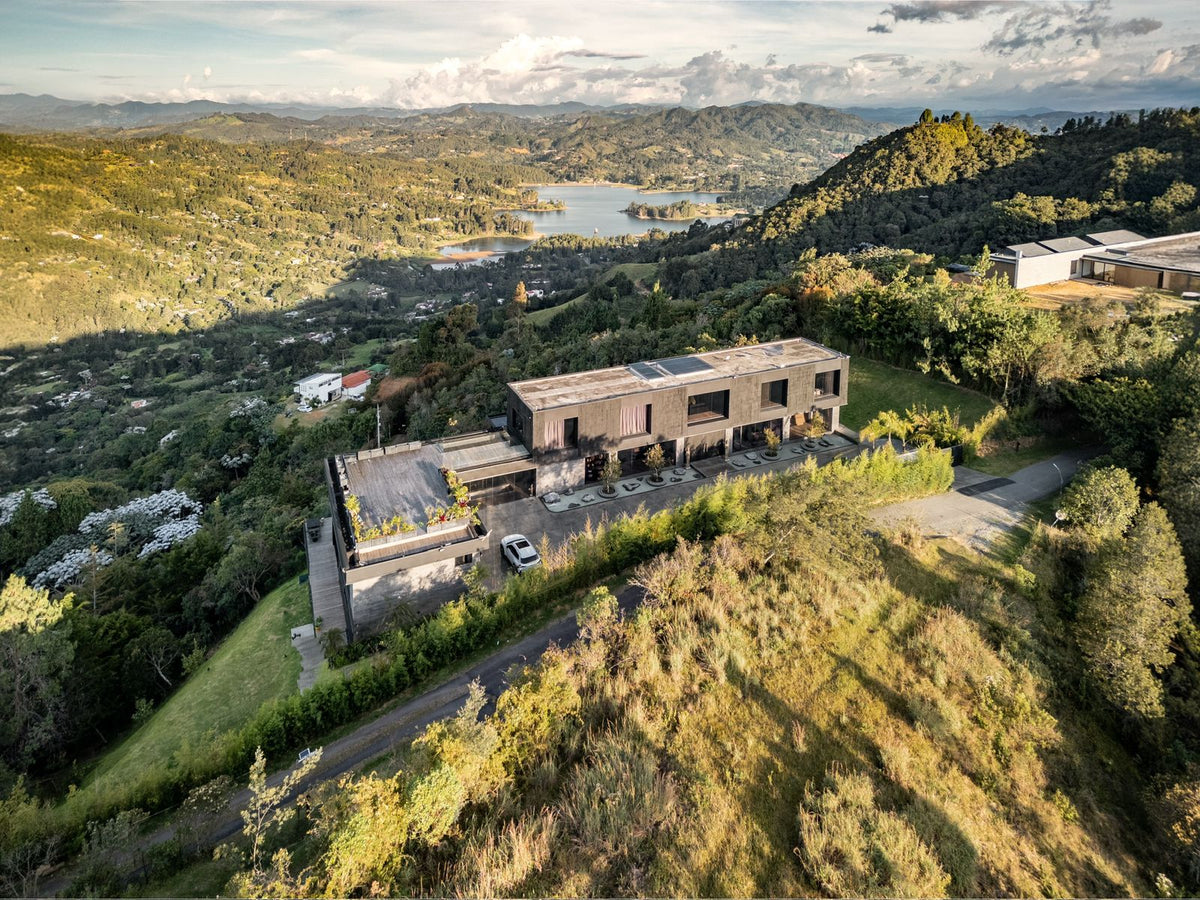 Casa domotizada con bosque nativo, espejo de agua y tecnología inteligente