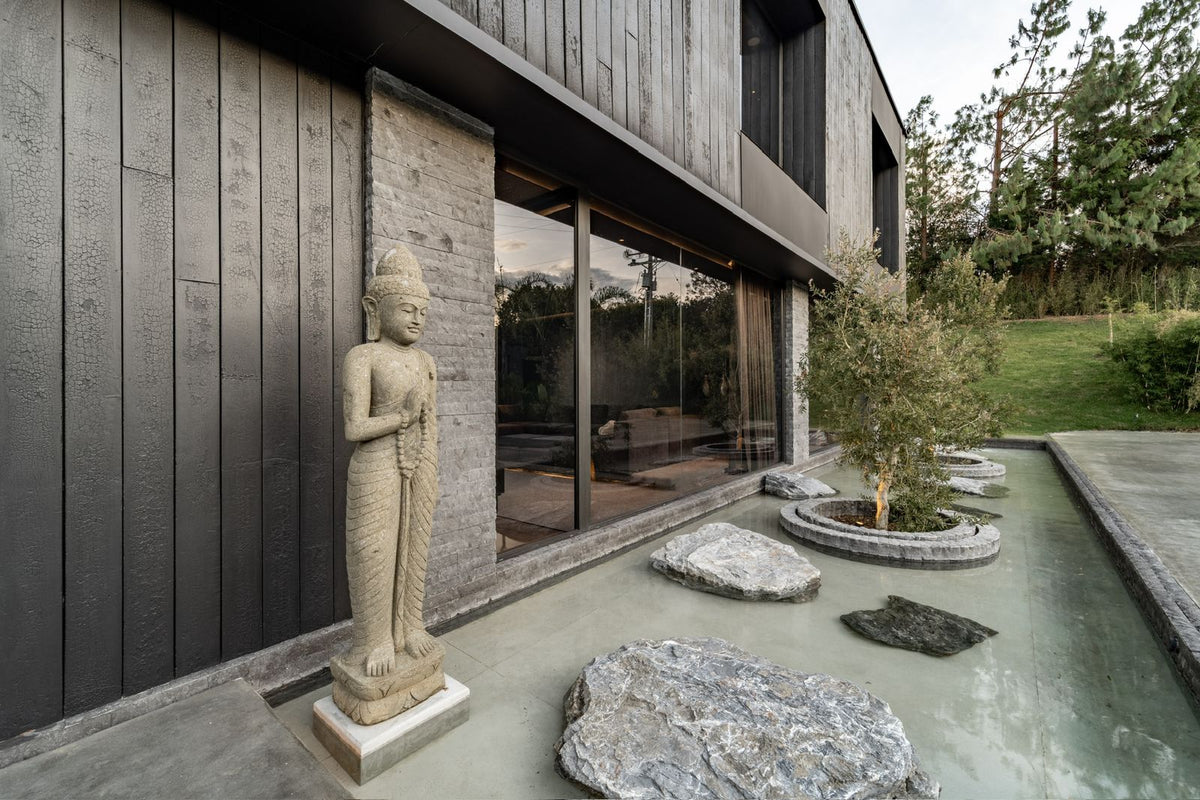 Casa domotizada con bosque nativo, espejo de agua y tecnología inteligente