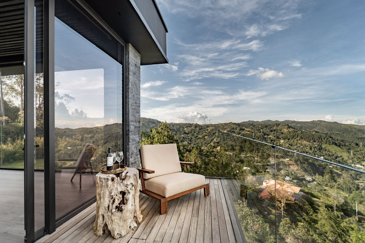 Casa domotizada con bosque nativo, espejo de agua y tecnología inteligente