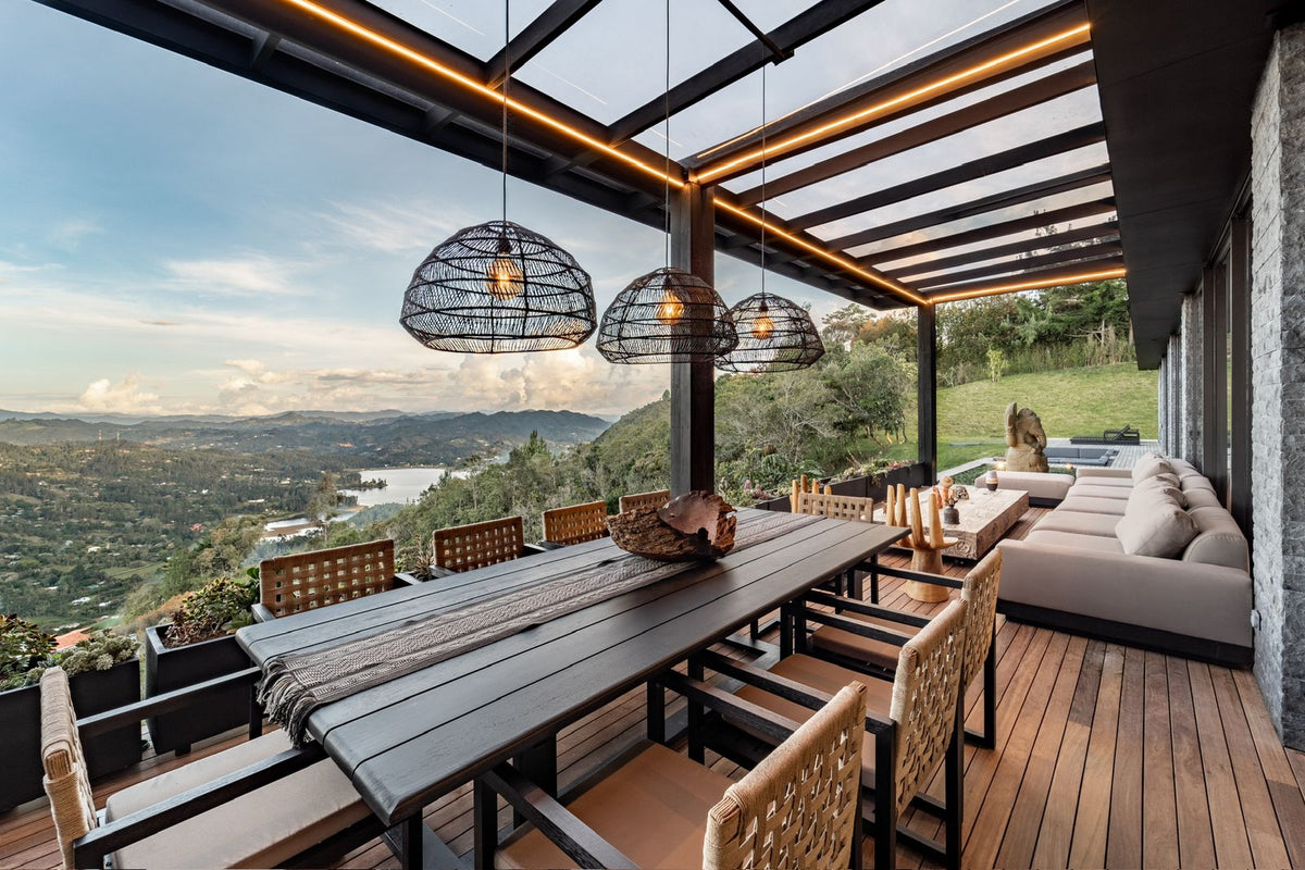 Casa domotizada con bosque nativo, espejo de agua y tecnología inteligente