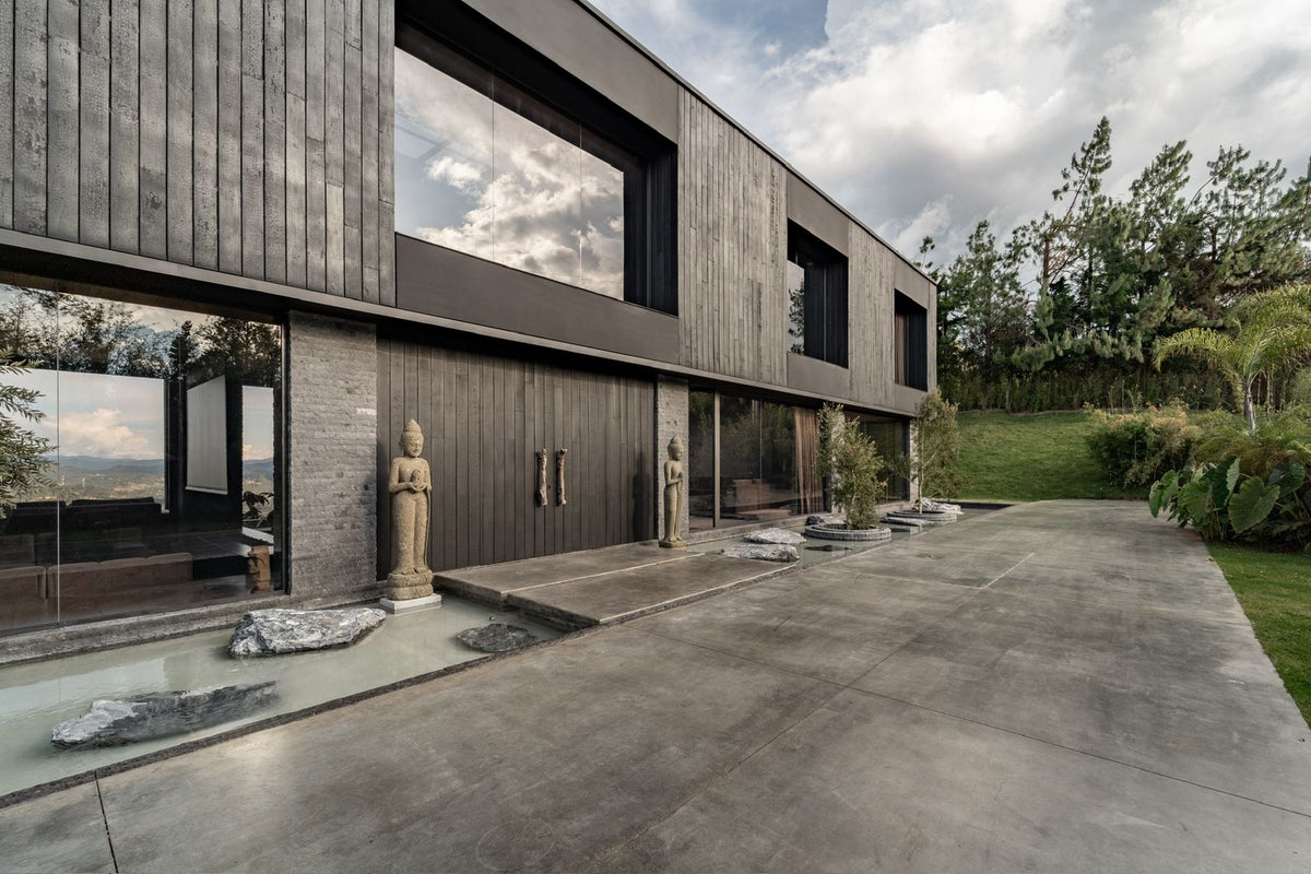Casa domotizada con bosque nativo, espejo de agua y tecnología inteligente