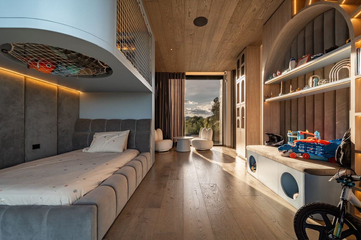 Casa domotizada con bosque nativo, espejo de agua y tecnología inteligente