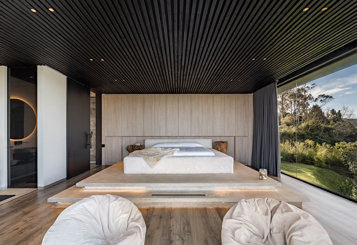 Casa domotizada con bosque nativo, espejo de agua y tecnología inteligente