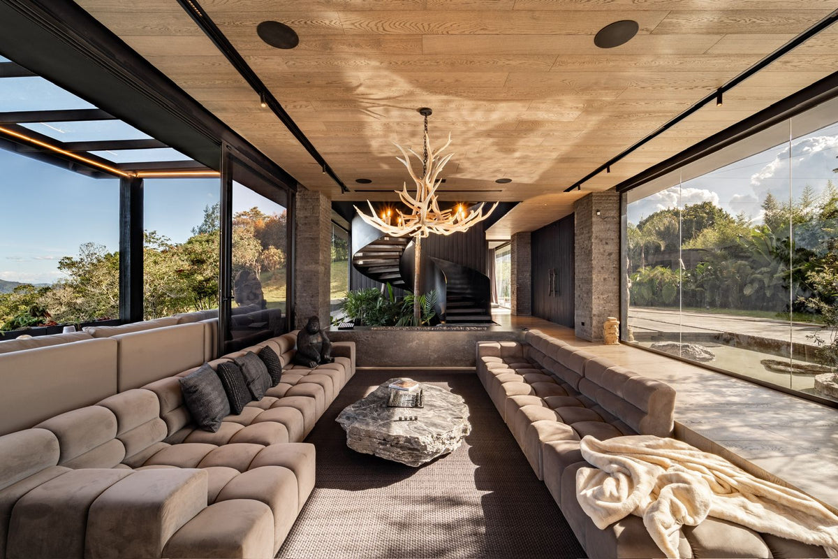 Casa domotizada con bosque nativo, espejo de agua y tecnología inteligente