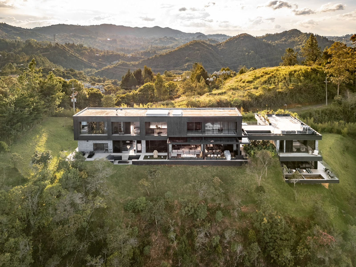 Casa domotizada con bosque nativo, espejo de agua y tecnología inteligente