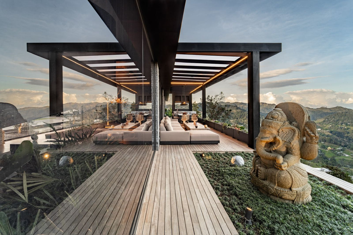 Casa domotizada con bosque nativo, espejo de agua y tecnología inteligente