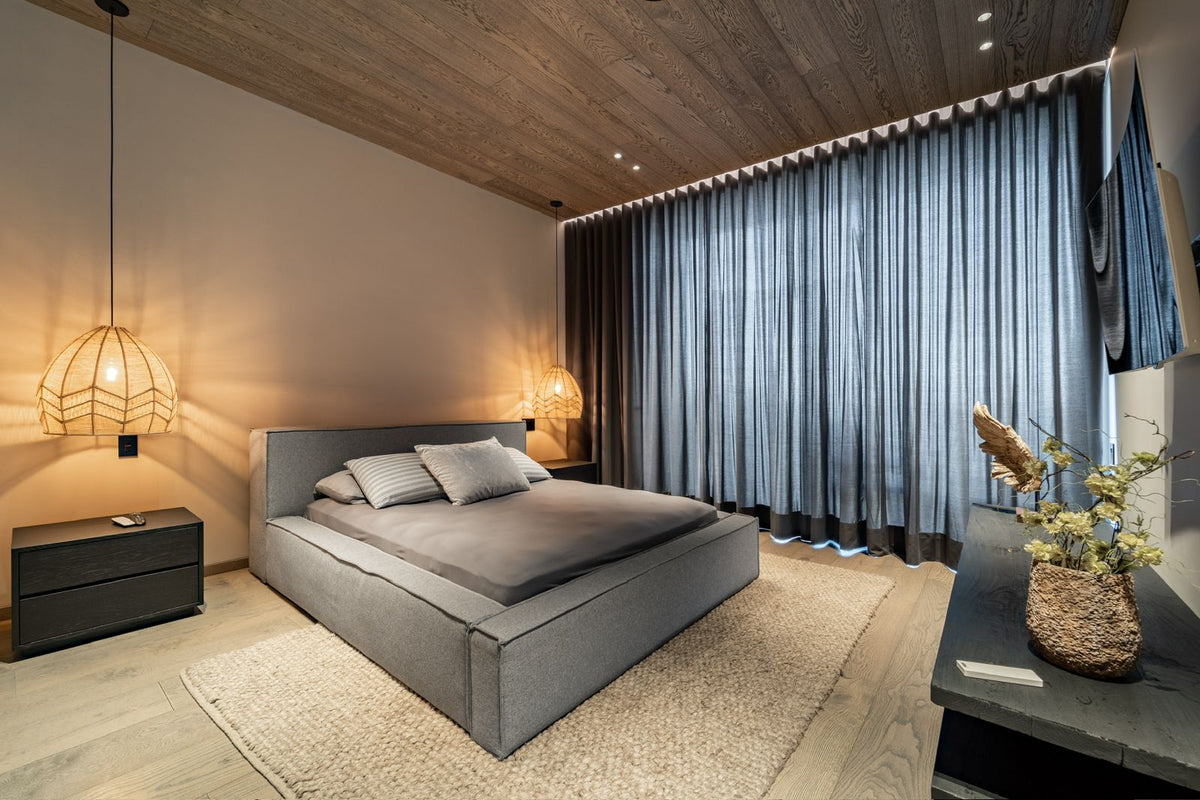 Casa domotizada con bosque nativo, espejo de agua y tecnología inteligente