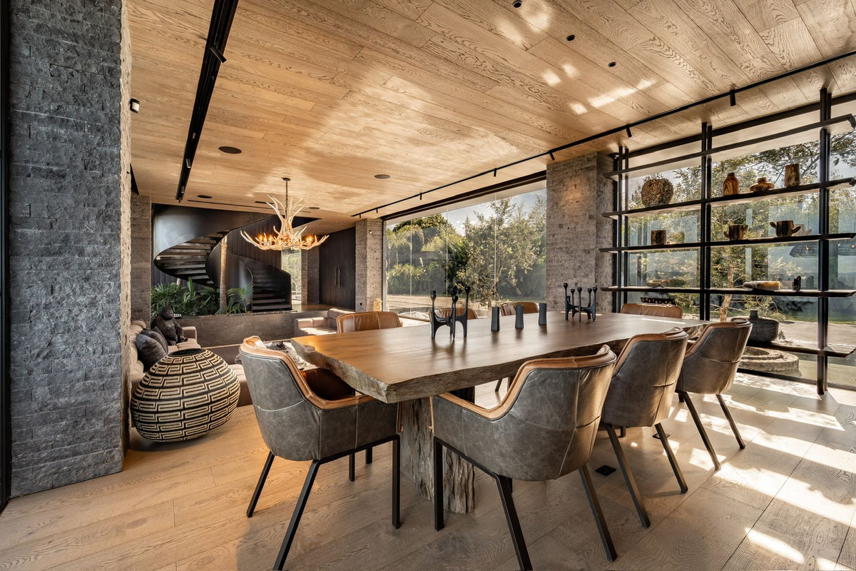 Casa domotizada con bosque nativo, espejo de agua y tecnología inteligente