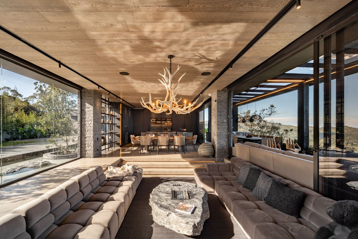 Casa domotizada con bosque nativo, espejo de agua y tecnología inteligente