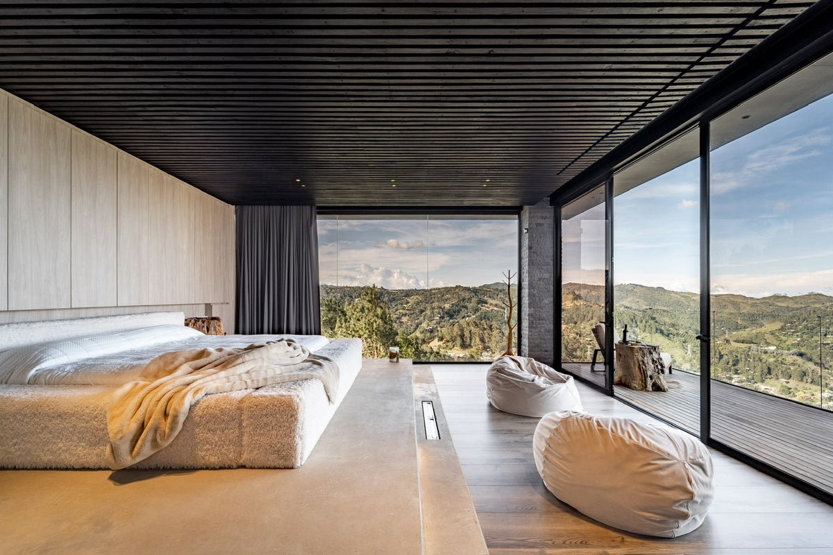 Casa domotizada con bosque nativo, espejo de agua y tecnología inteligente