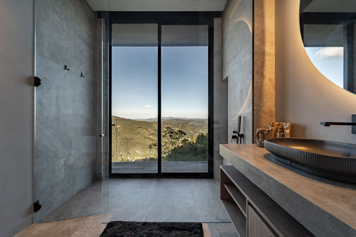 Casa domotizada con bosque nativo, espejo de agua y tecnología inteligente