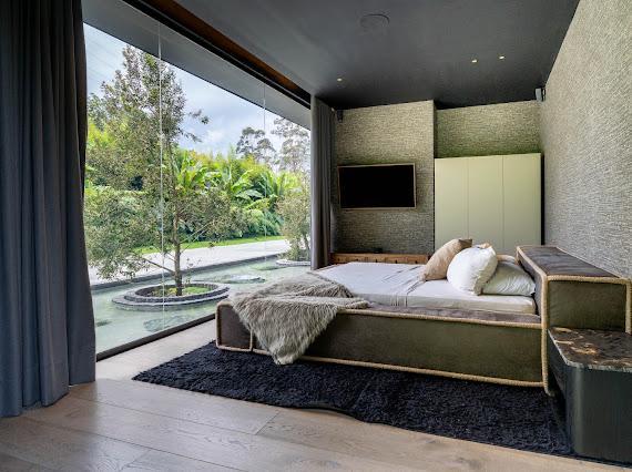 Casa domotizada con bosque nativo, espejo de agua y tecnología inteligente