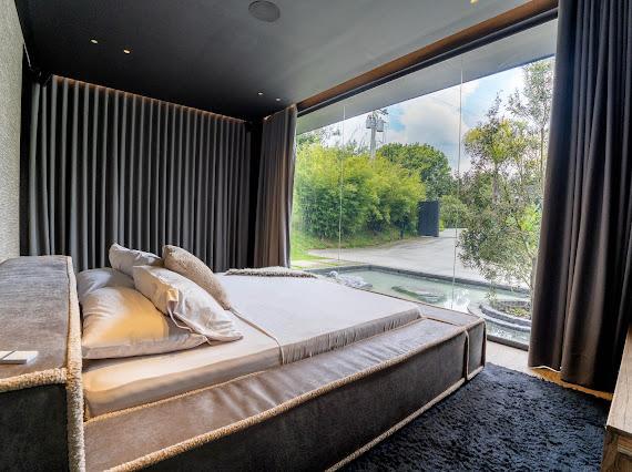 Casa domotizada con bosque nativo, espejo de agua y tecnología inteligente