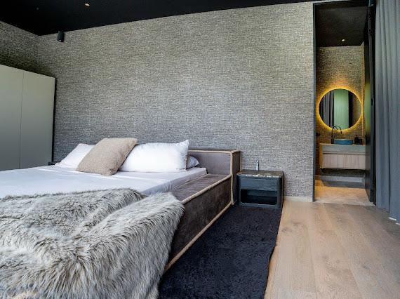 Casa domotizada con bosque nativo, espejo de agua y tecnología inteligente