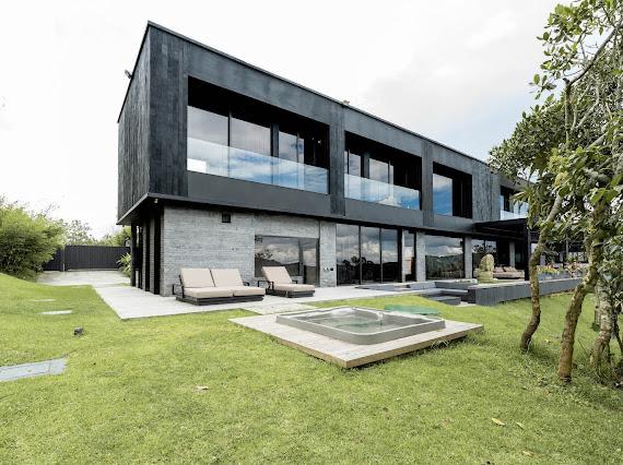 Casa domotizada con bosque nativo, espejo de agua y tecnología inteligente