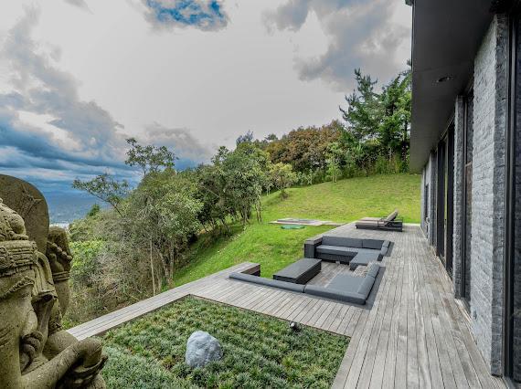 Casa domotizada con bosque nativo, espejo de agua y tecnología inteligente