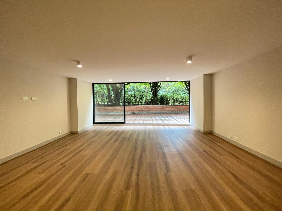 Apartamento remodelado en El Poblado con terrazas privadas y rodeado de naturaleza