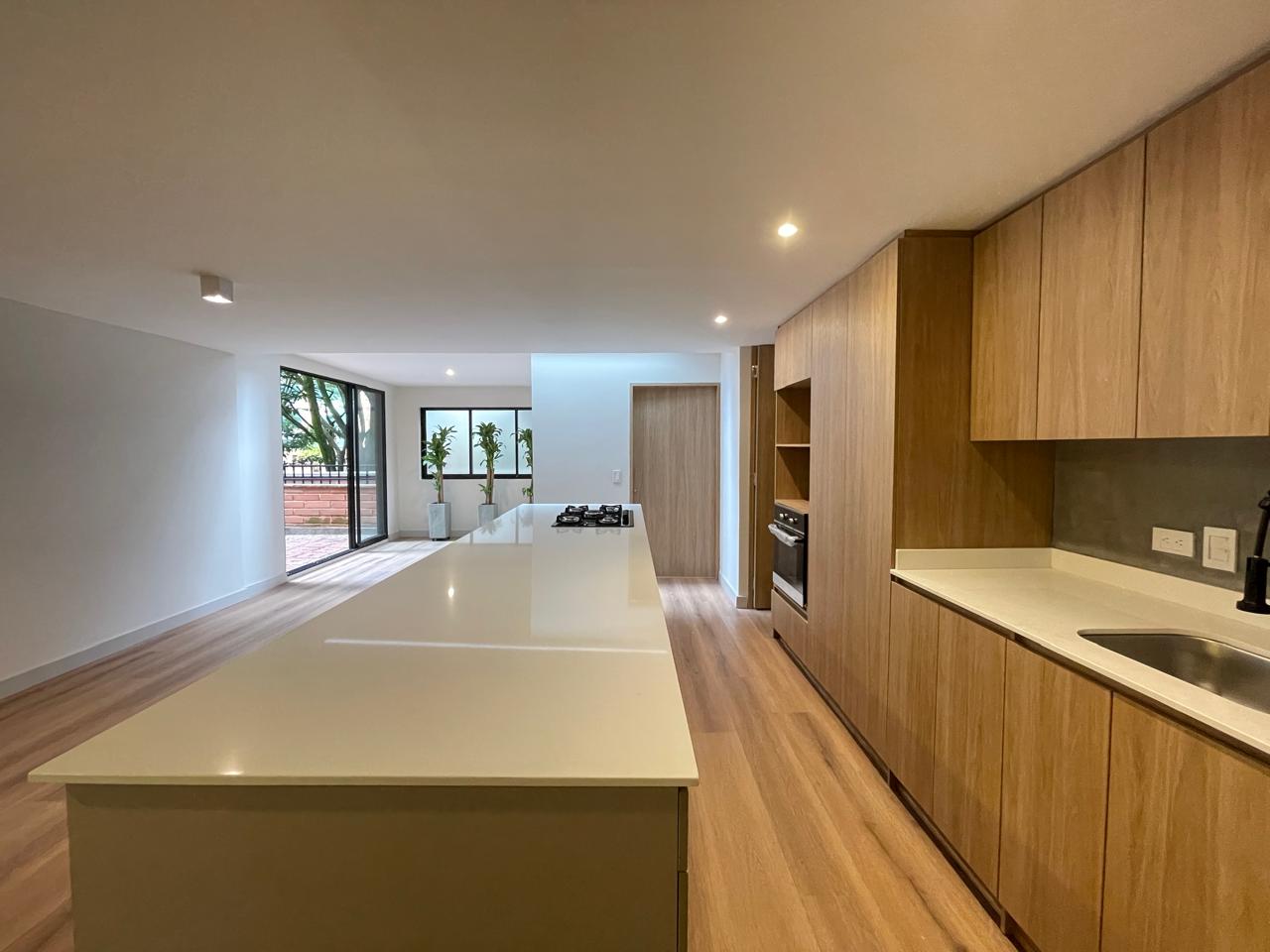 Apartamento remodelado en El Poblado con terrazas privadas y rodeado de naturaleza