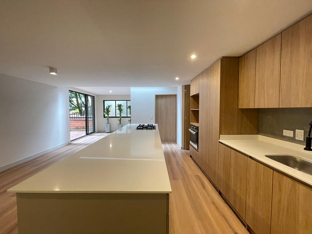 Apartamento remodelado en El Poblado con terrazas privadas y rodeado de naturaleza