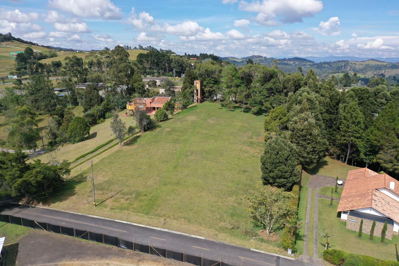 Lote en Alto de Las Palmas con vista 360 en Parcelación