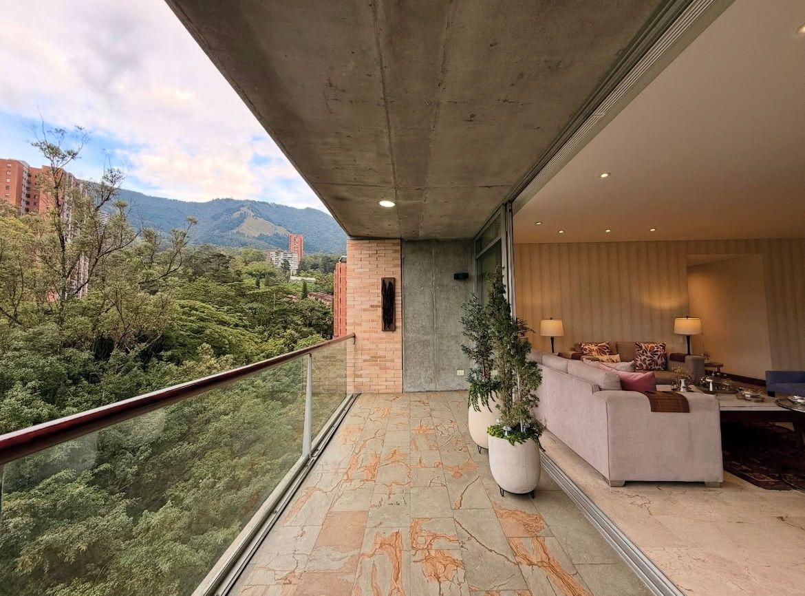 Apartamento amplio de 245 m² sector Las santas, El Poblado con 3 alcobas y balcón |VENDIDO|