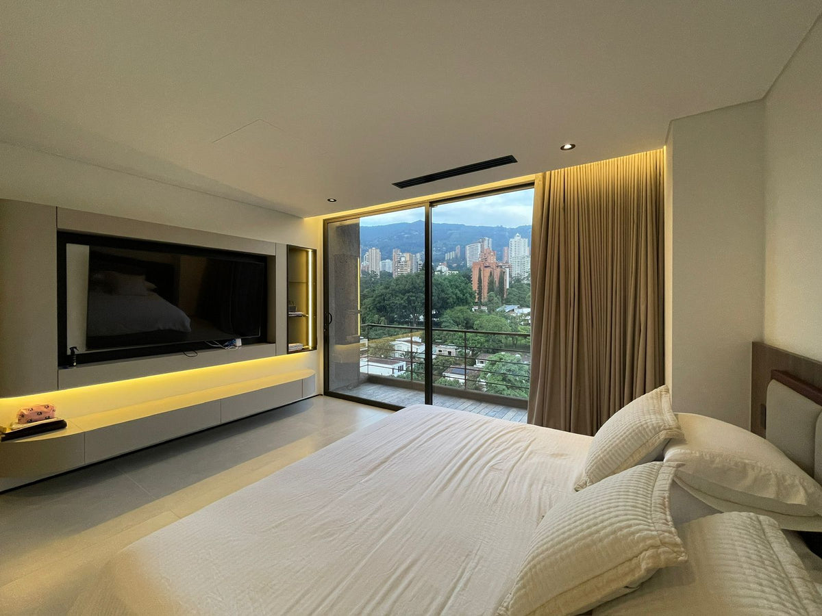 Apartamento Amoblado en El Poblado con Espectacular Terraza y Vista