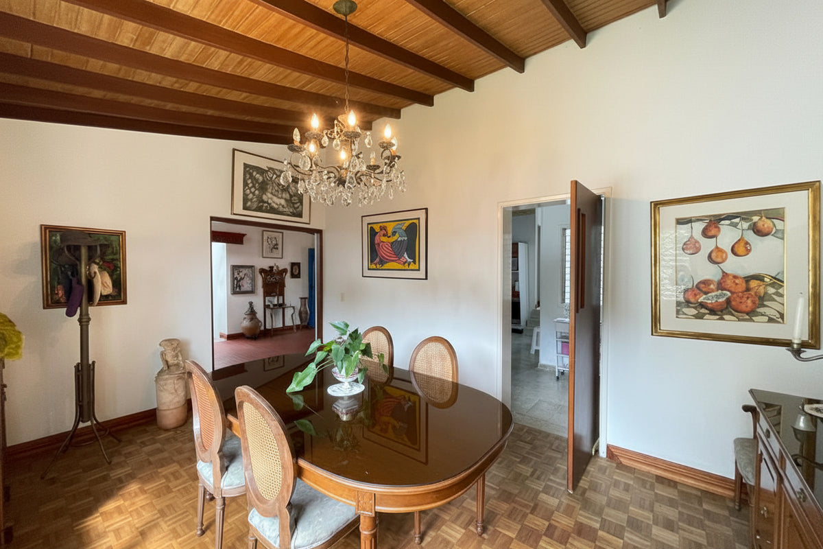 Casa de campo en la ciudad para Remodelar con Gran Lote de 1.155 m² en El Poblado